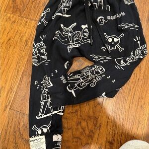 Nununu Black and White Label Detail